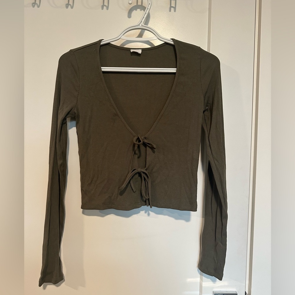 Aritzia LS crop top, open front with bow ties. Colour: Green. Size: XS